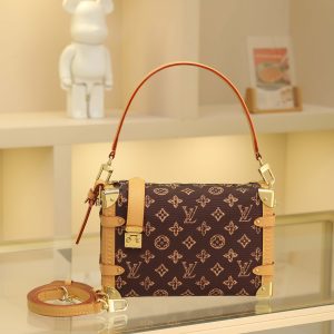 Continuing the legacy of Louis Vuitton's trunk-making tradition in the Fall/Winter 2025 collection, this medium-sized Side Trunk handbag is crafted from the iconic Monogram Saga leather. Its vintage-inspired texture draws inspiration from the classic trench coat worn by supermodel Freja Beha Erichsen during Nicolas Ghesquière's debut show.Designed for versatile carrying options, it effortlessly transitions between day and evening occasions, blending practical functionality with elegant sophistication. M1522616 x 8.5 x 23.5 cm (height x width x length)